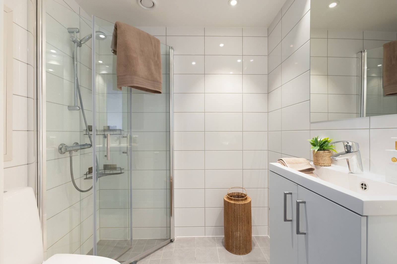 Badet i hybeldel er også lyst, flislagt med varme i gulv og downlights i himling. Galleribilde