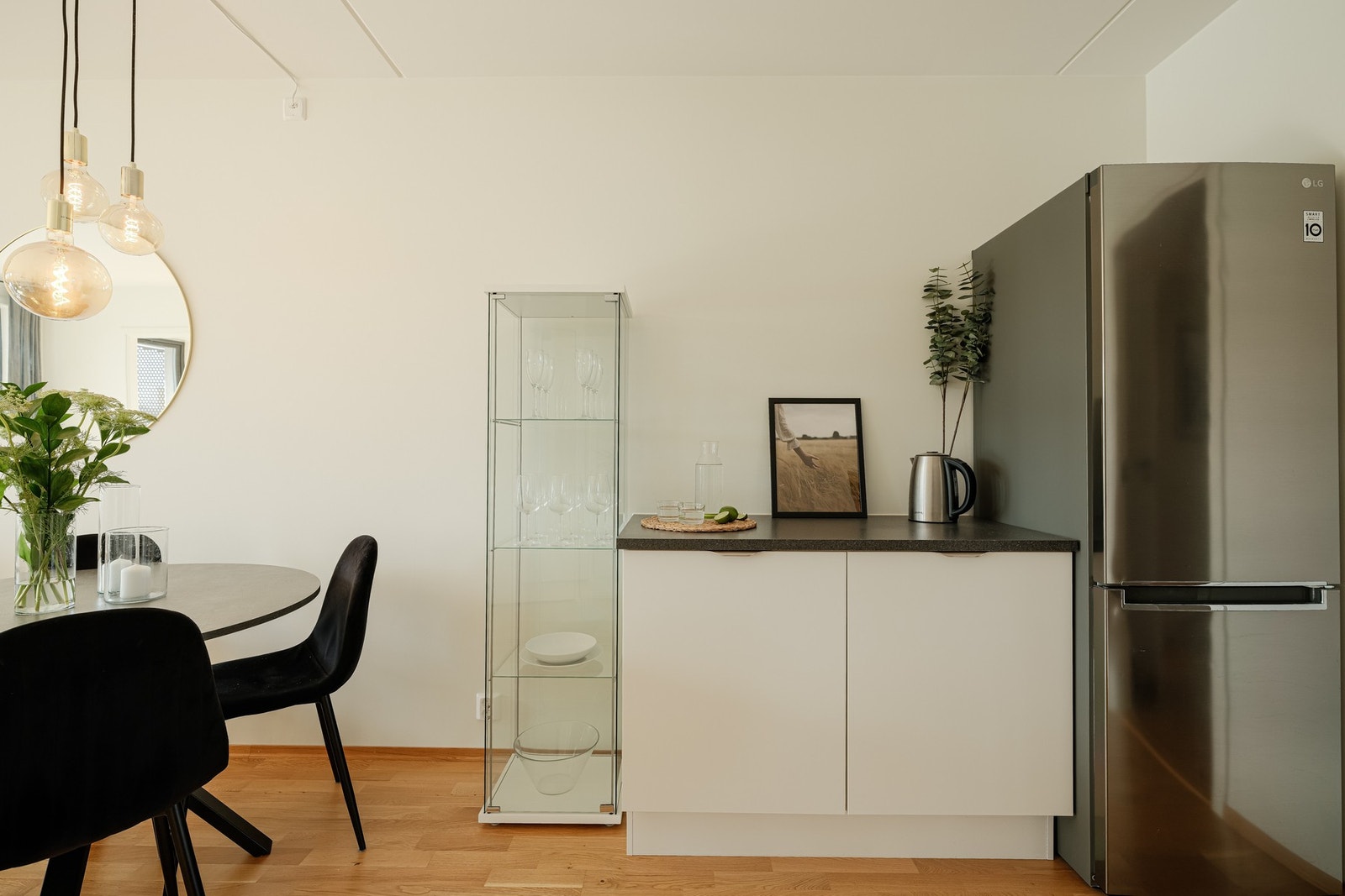 Innredningen har lakkerte fronter, laminat benkeplate og nedsenket oppvaskkum. Galleribilde