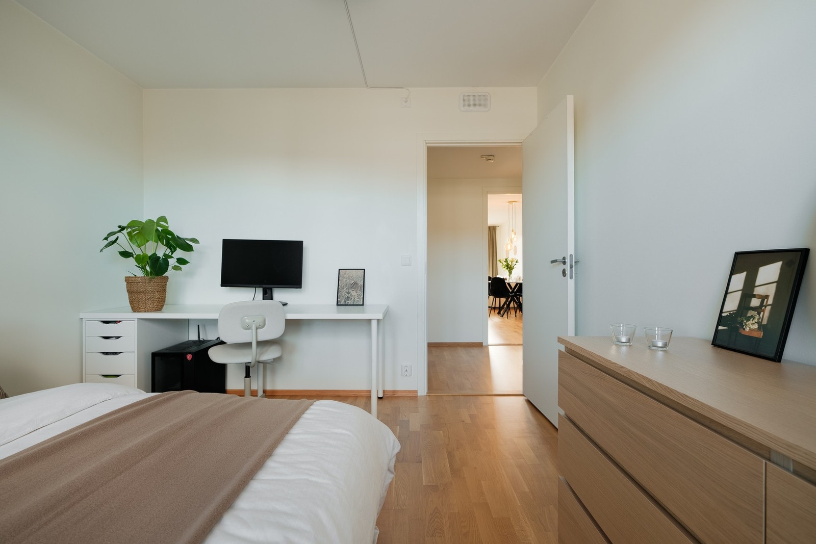 På hovedsoverommet er det god plass til dobbeltseng, tilhørende nattbord samt garderobeløsninger. Galleribilde