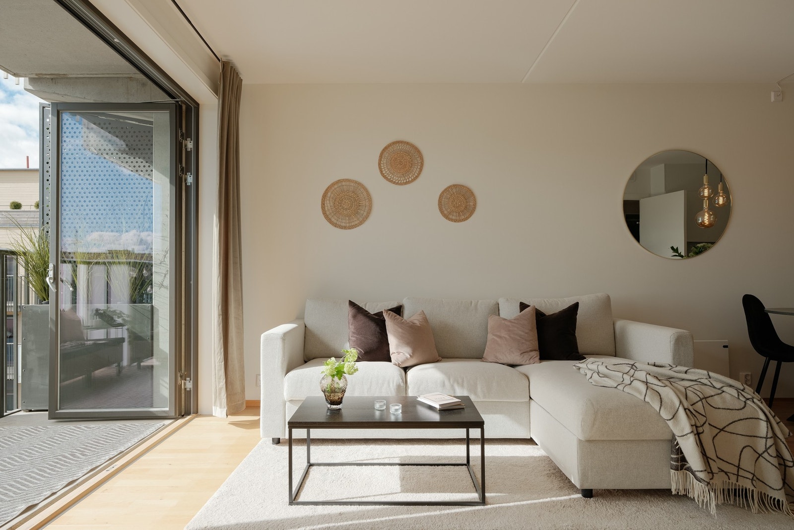 Leiligheten har en stor og lys stue med gode møbleringsmuligheter. Galleribilde