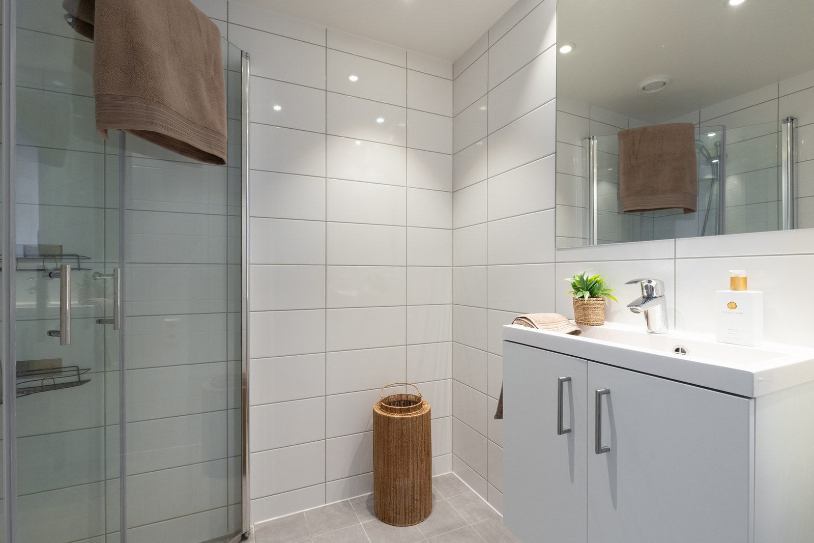 Baderomsinnredningen består av servant med underskap samt speil og stikkontakt. Opplegg for vaskemaskin. Galleribilde