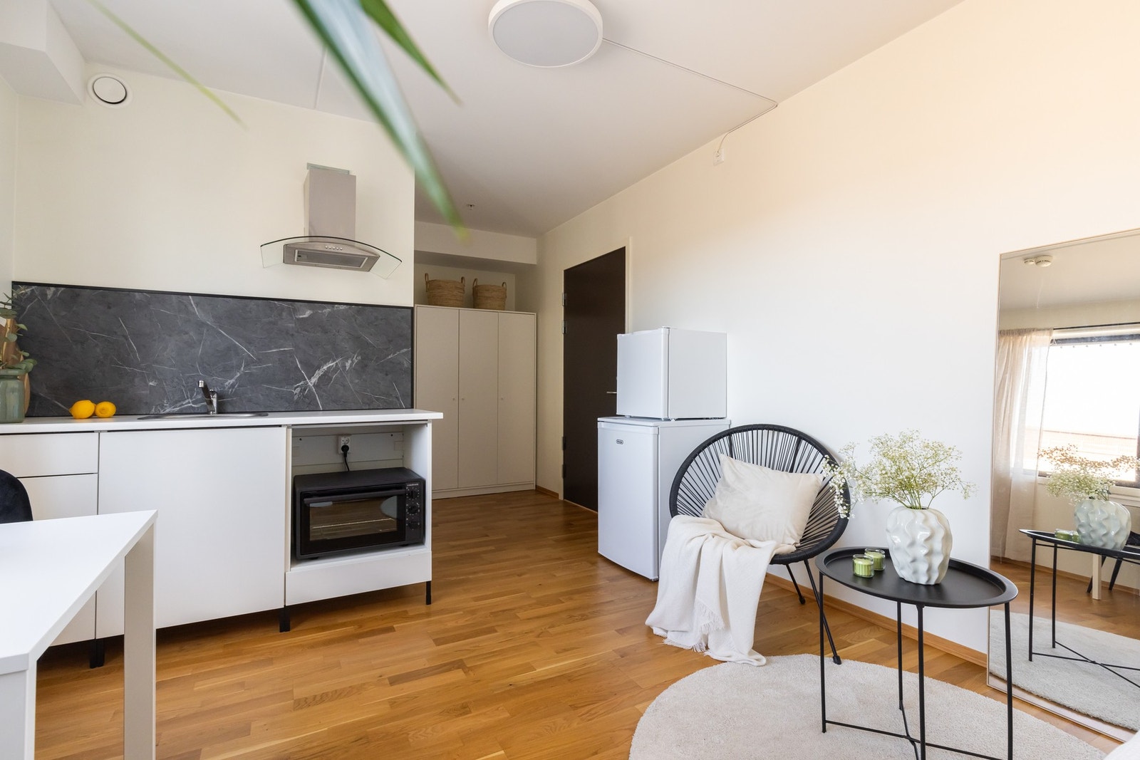 Kjøkken i hybeldel er et hybelkjøkken med lyse glatte fronter. Galleribilde