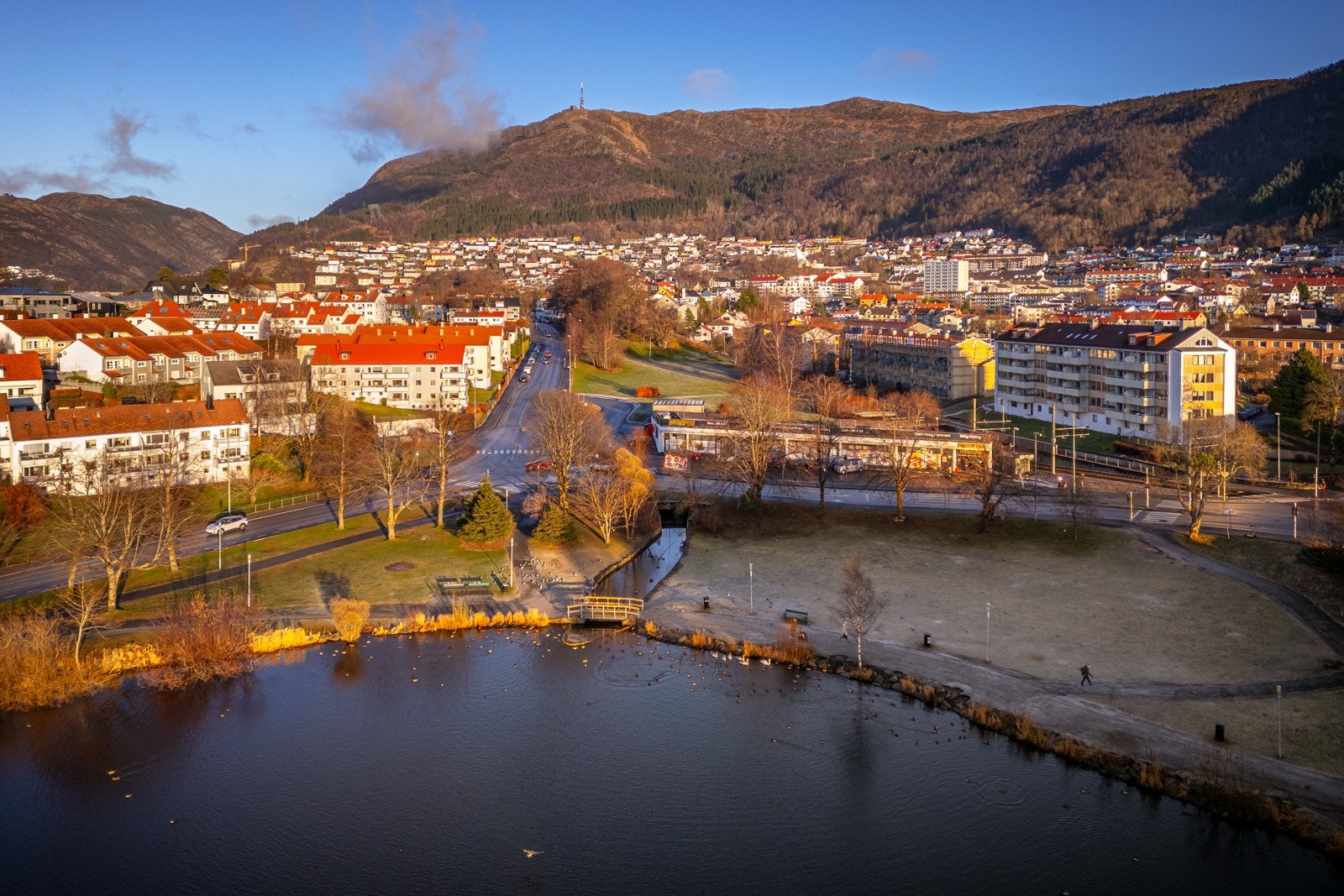 - Det er gode turmuligheter i området. For en roligere kveldstur er det fine turmuligheter ved Tveitevannet eller Montana - Galleribilde