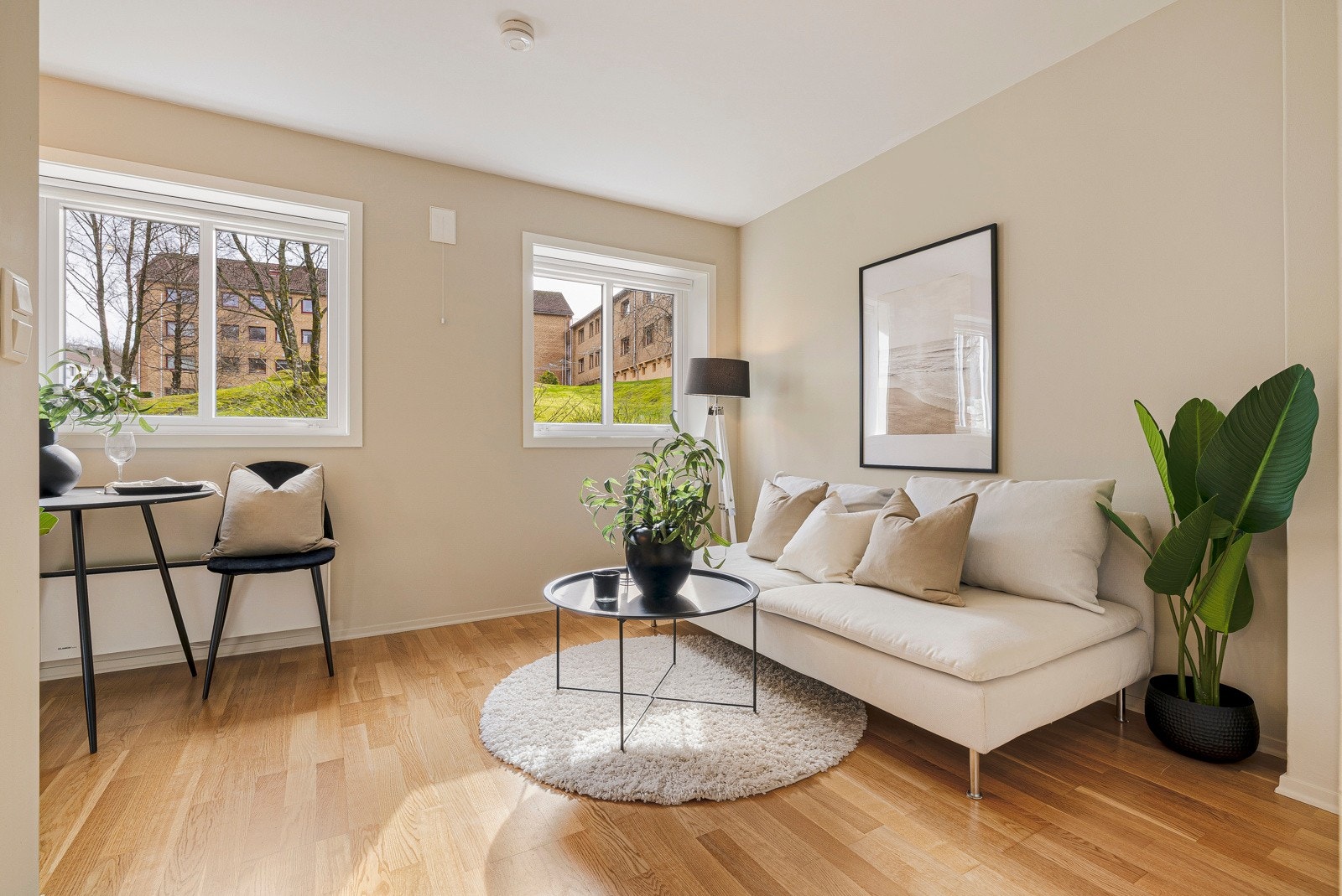 - Vinduene slipper inn godt med naturlig lys og det er koselig utsikt mot hage, trær og nærområdet - Galleribilde