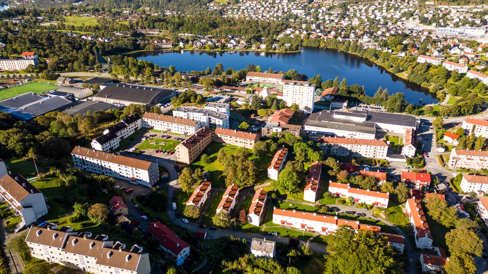- Det er kort avstand til det meste man trenger i hverdagen samtidig som leiligheten ligger skjermet og stille til i et fredelig område - Galleribilde