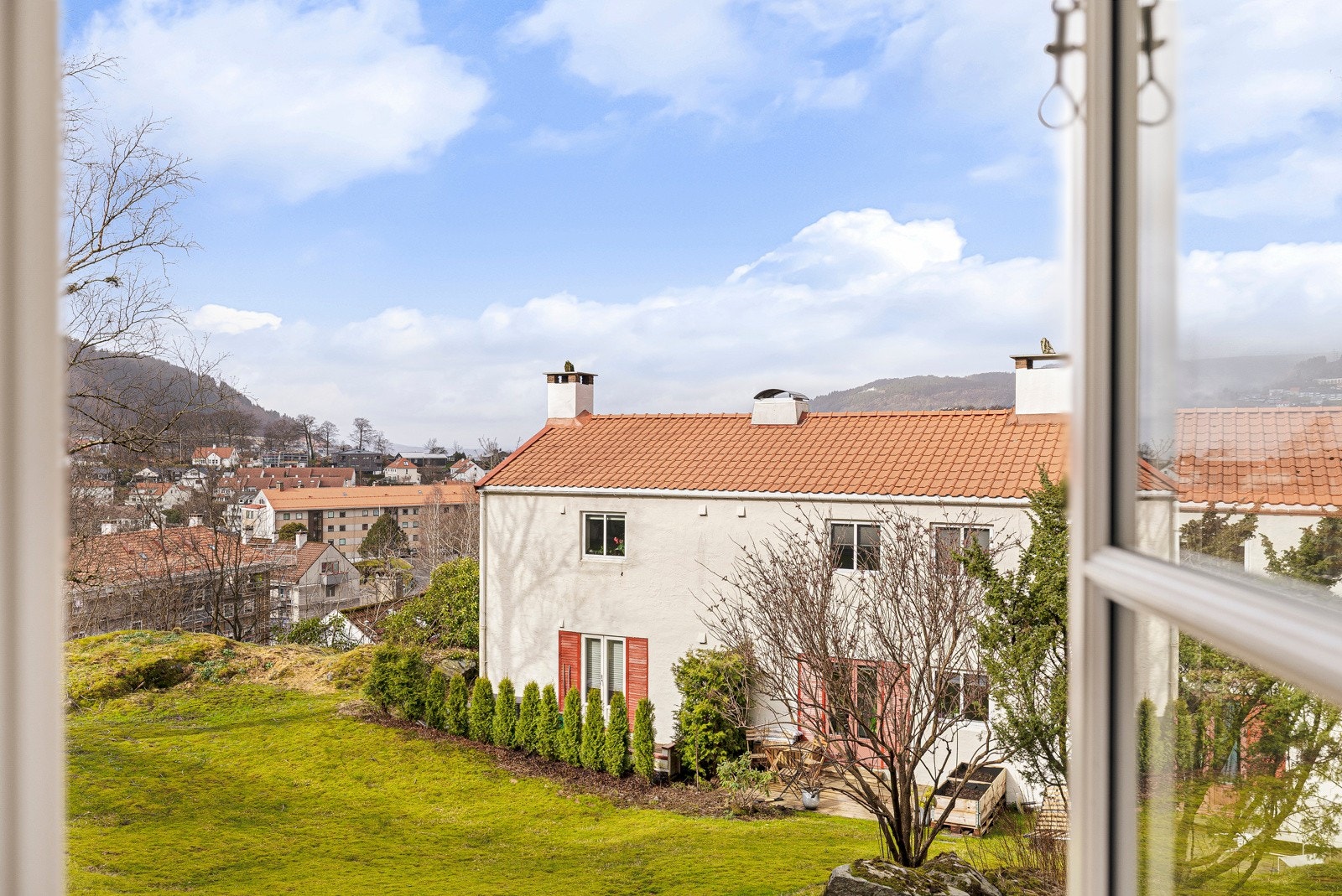 - Det er godt lysinslipp og koselig utsikt mot hage, trær og nærområdet - Galleribilde