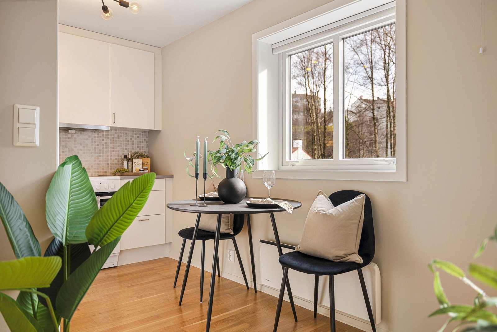 - På gulv er det lagt eikeparkett og veggene er malt (2025) i en fin beige tone - Galleribilde