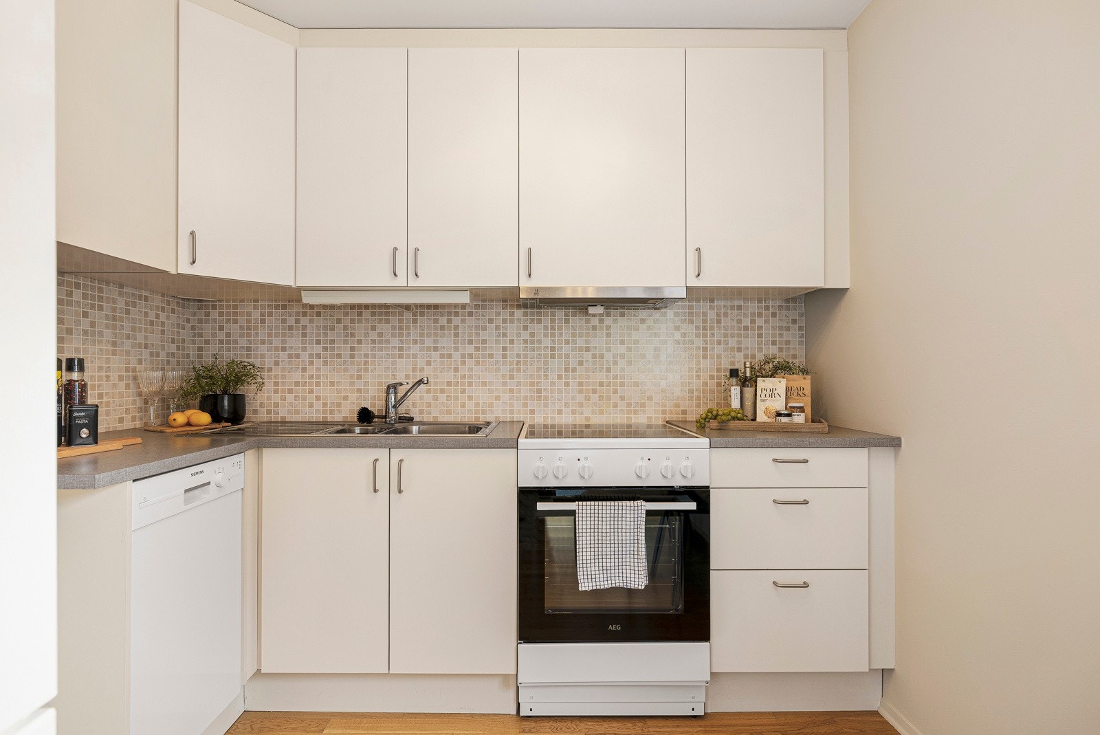 - Alle hvitevarer på kjøkken medfølger, herunder komfyr, oppvaskmaskin og kjøl/fryseskap - Galleribilde