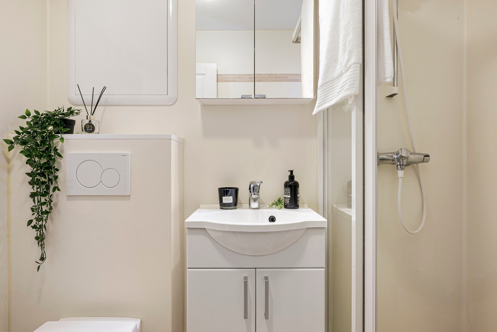 - Badet ble pusset opp i 2015 og har varme i gulv. Det er våtromsbelegg på gulv og vegger - Galleribilde