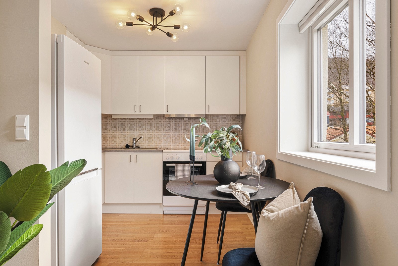 - Kjøkkenet har en klassisk L-form med slette fronter og laminat benkeplate - Galleribilde