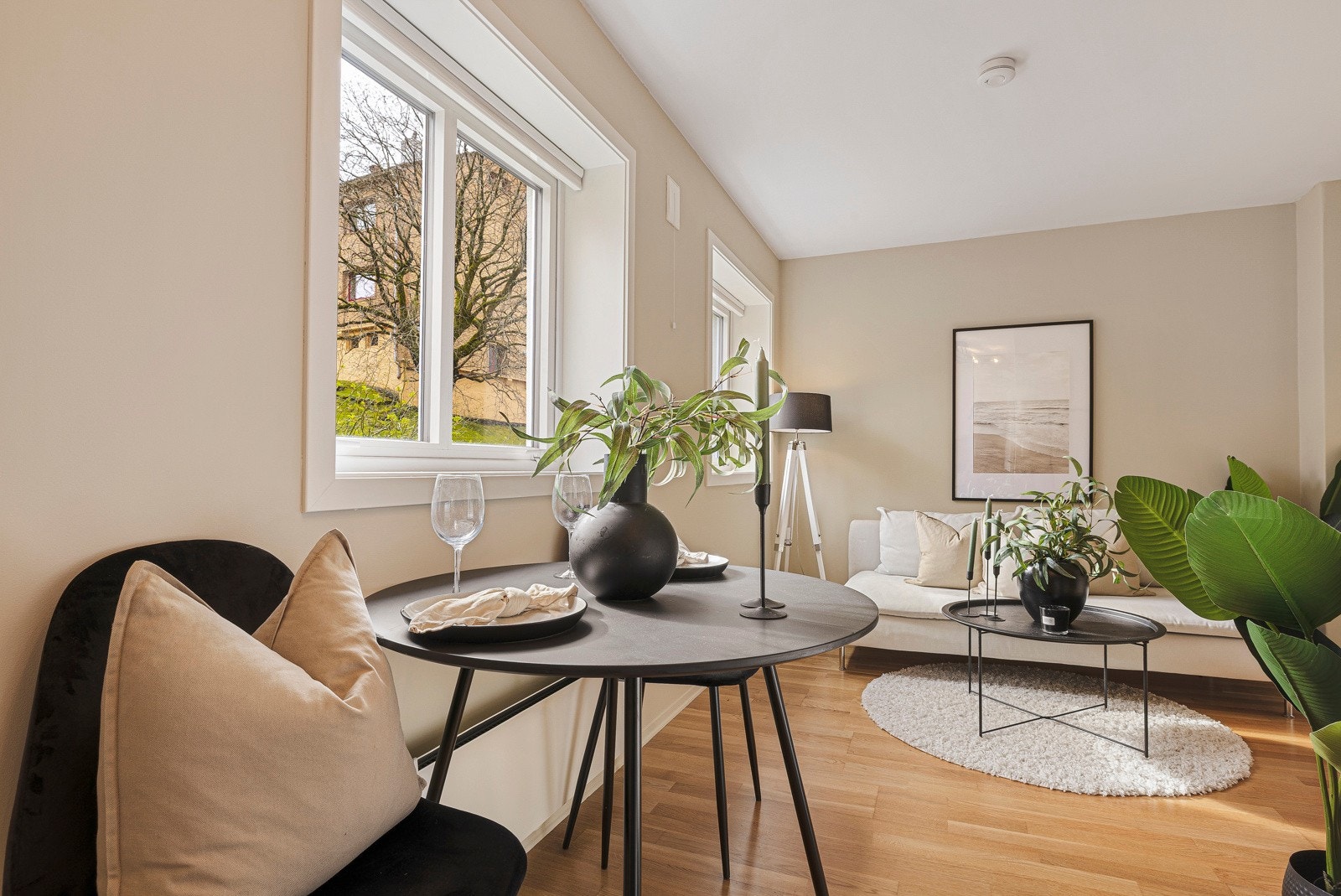 - Like ved kjøkkenet er det plass til spisegruppe - Galleribilde