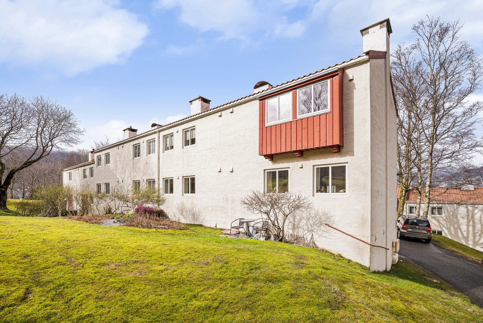 - Borettslaget har svært hyggelige hageområder med fin beplantning og gode solforhold - Galleribilde