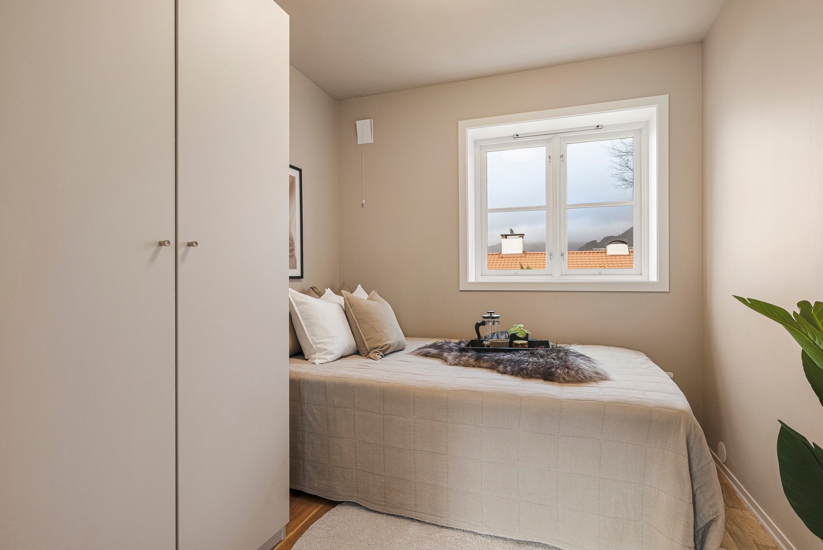 - Soverommet er har samme fine overflater som stuen og har plass til seng og garderobe - Galleribilde