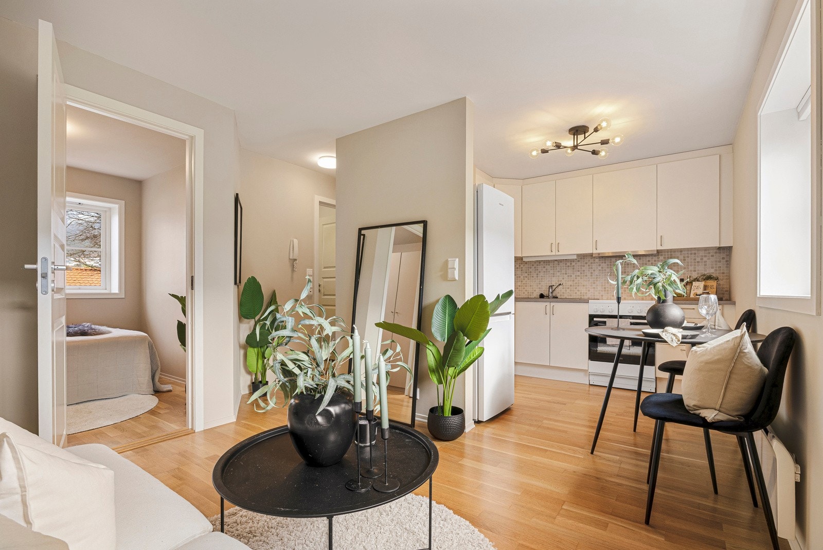 - Det er plass til å møblere med både sofa- og spisegruppe - Galleribilde