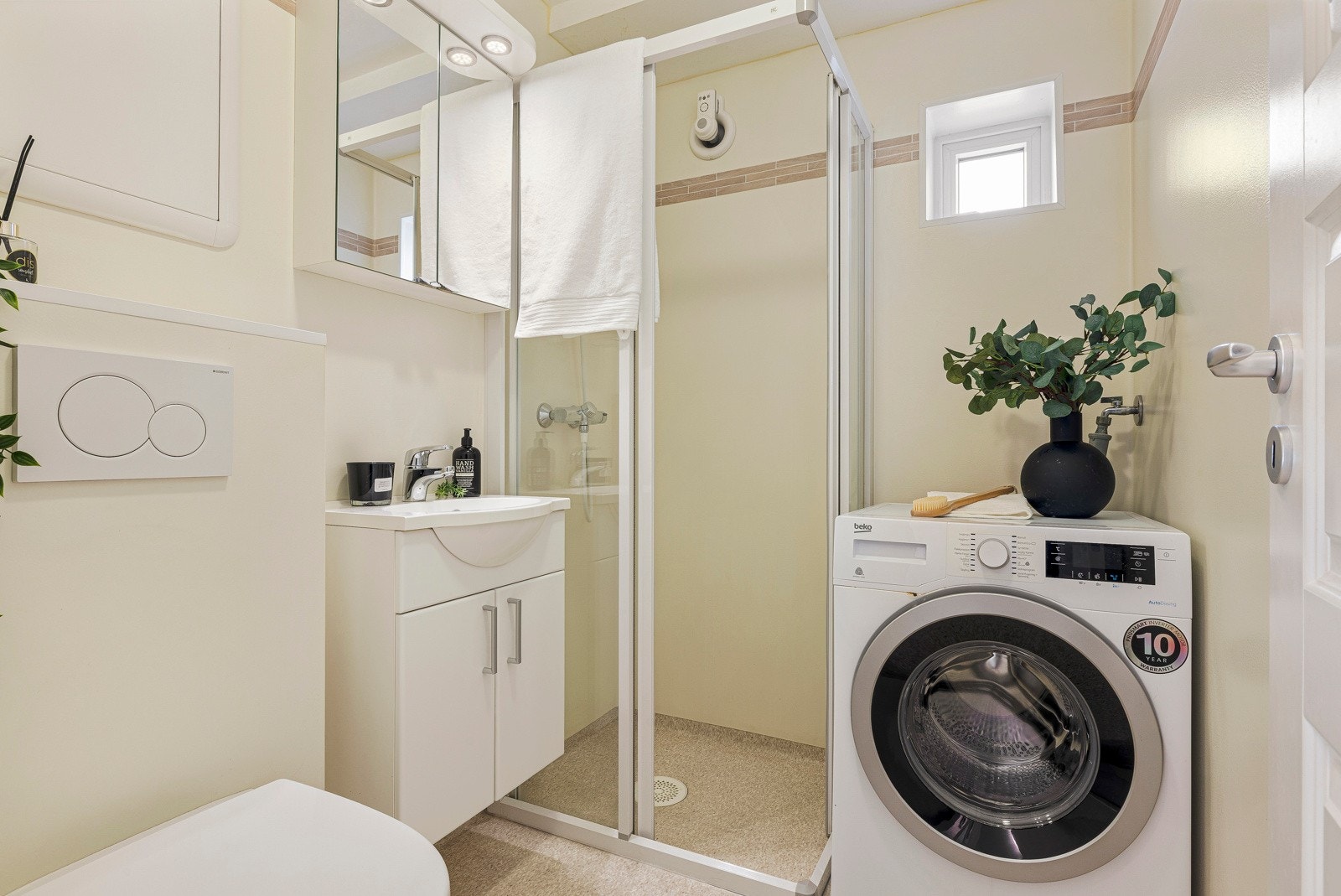 - Det er opplegg for vaskemaskin og fordelerskap for rør i rør system - Galleribilde