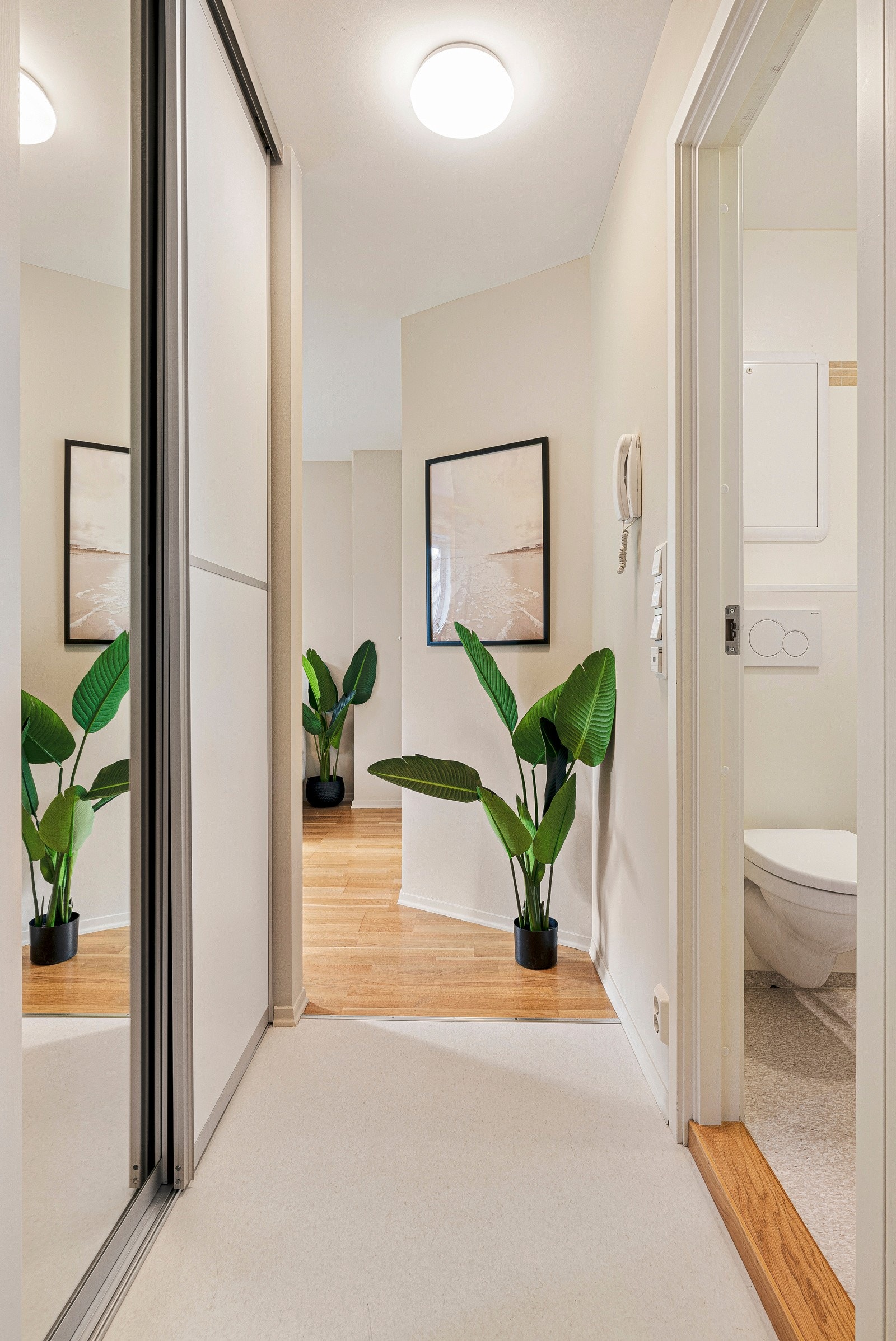 - Her har du en stor skyvedørsgarderobe hvor du kan gjemme vekk alt av yttertøy - Galleribilde