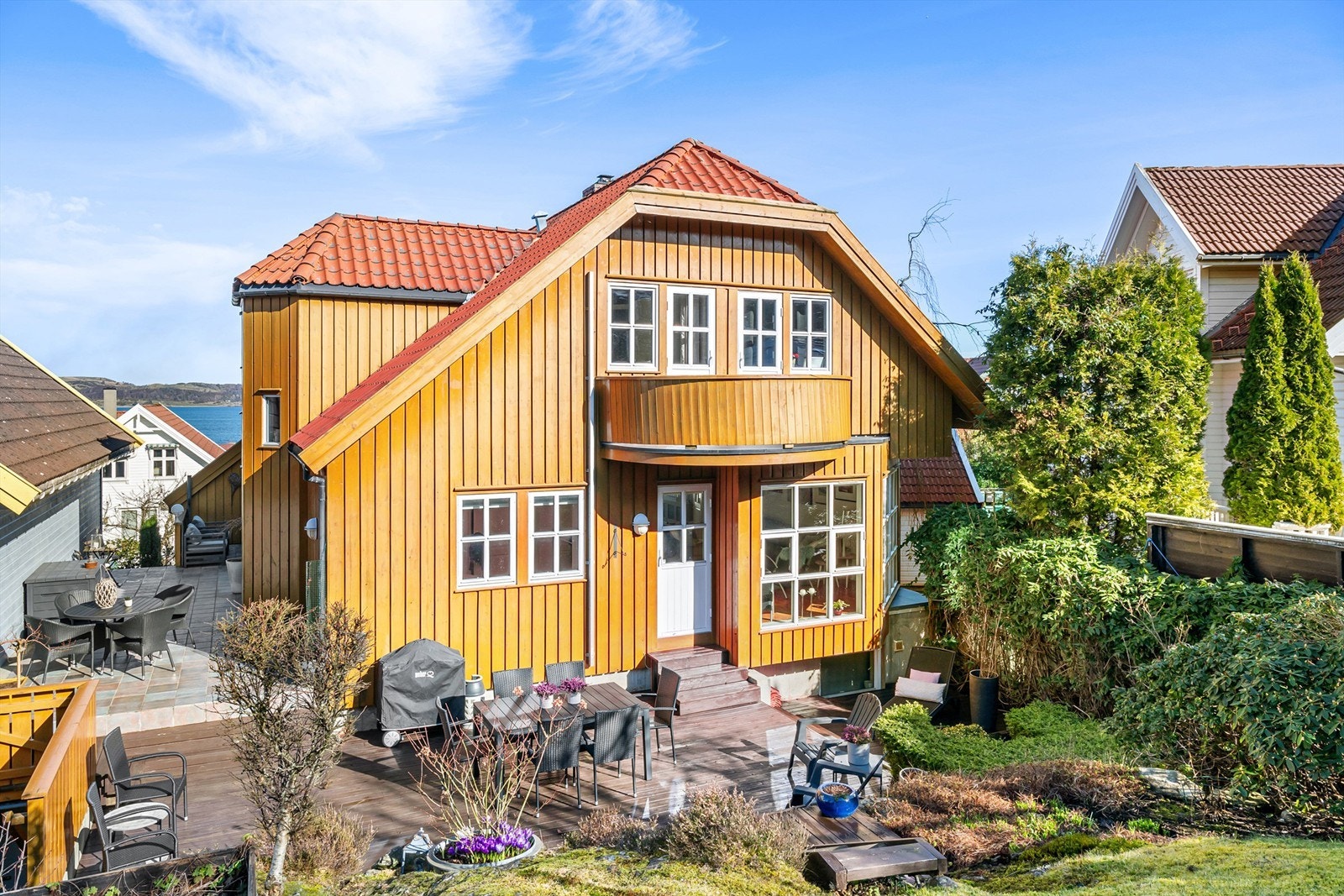 På baksiden av huset er det en stor solplatting, skjermet og usjenert i tillegg til at den grenser mot friareal. En løsning beboerene har satt stor pris på. Galleribilde