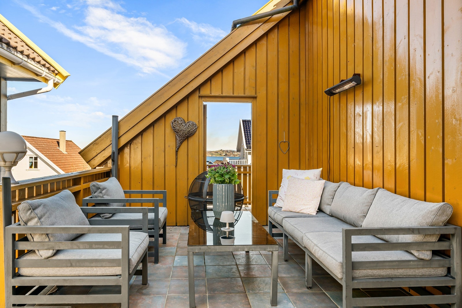 Det er også dør ut til balkongen som strekker seg langs fronten av huset, hvor det er dør inn til kjøkkenet. Dette gir for eksempel enkel adkomst ut ved servering mens man nyter soldagene. Galleribilde