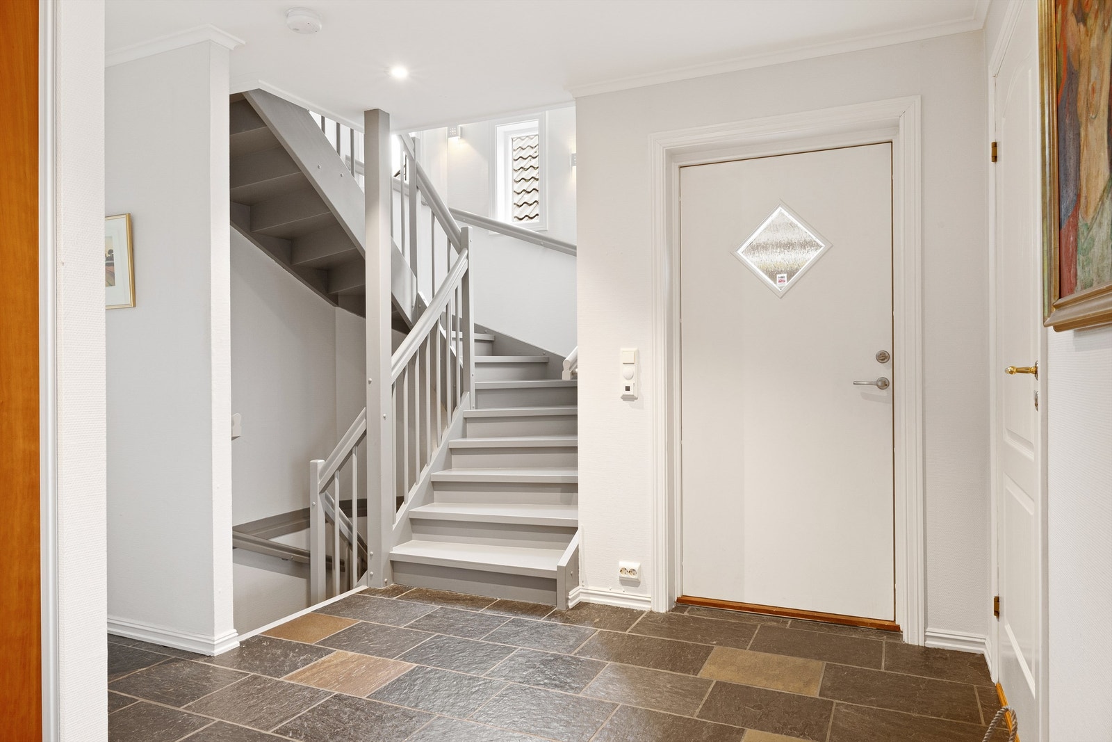 Hovedinngang / trapperom med garderobeplass. Galleribilde