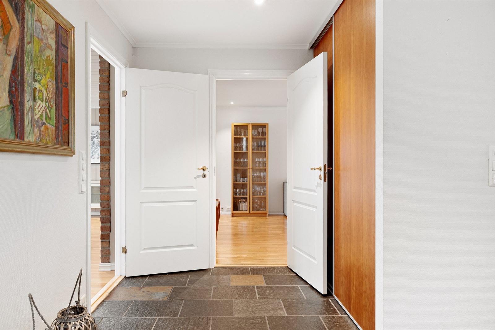 Gang inn mot kjøkken og stue. Galleribilde