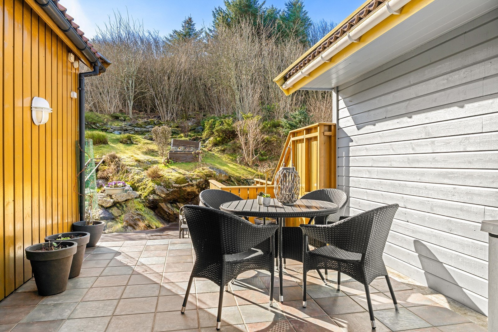 Flisebelagt uteplass. Galleribilde