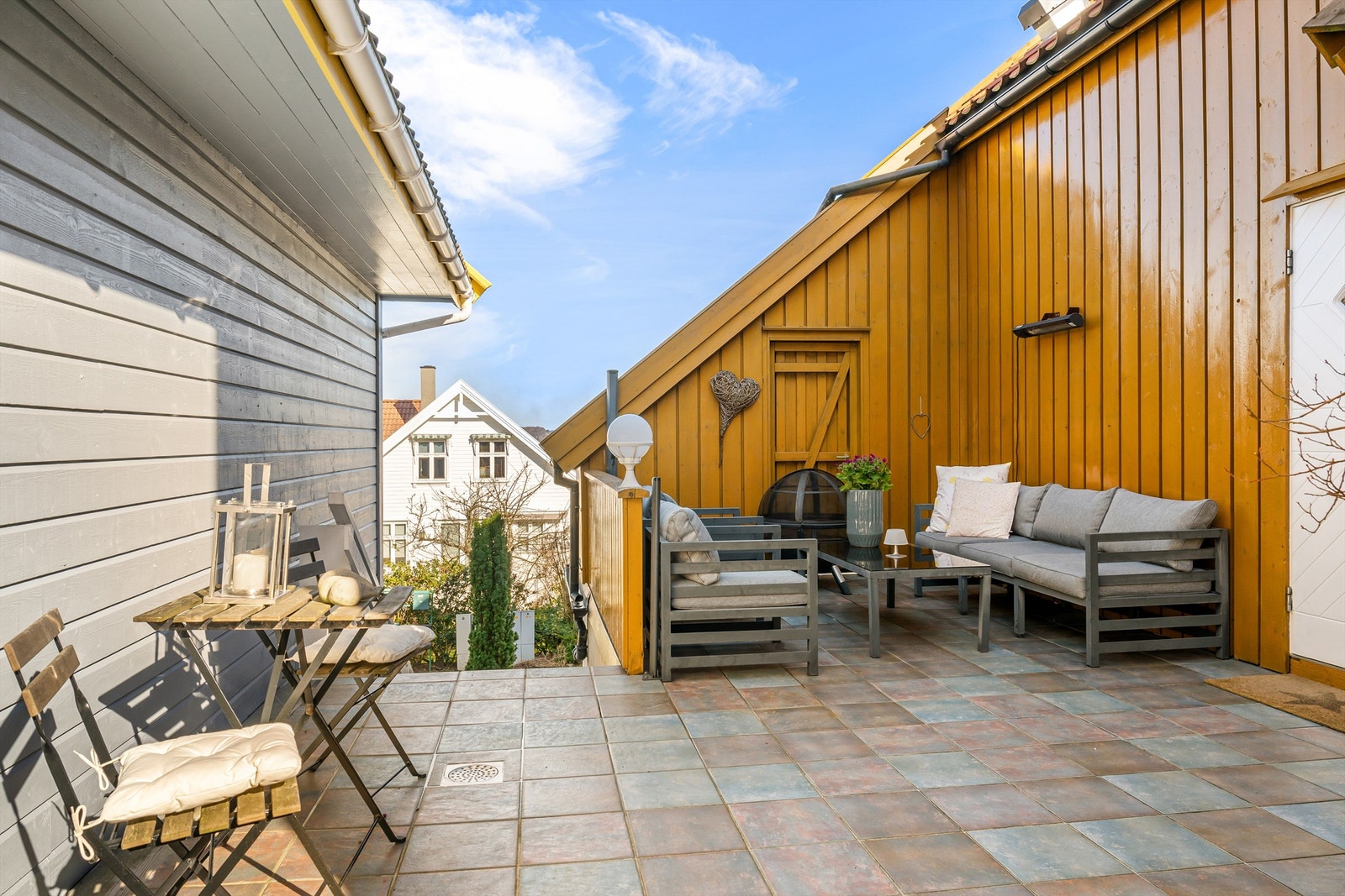 Uteplass foran inngangspartiet. Galleribilde