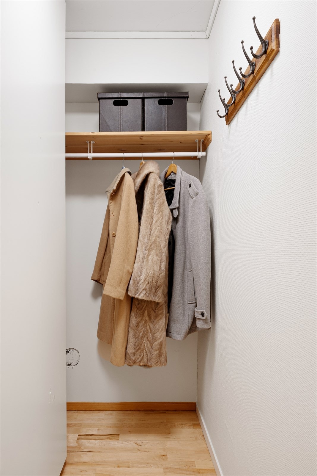 Gang i kjeller. Bak skapet til venstre, kan det enkelt åpnes, da dør ligger inni veggen og gir enkel adkomst inn til det areal som i dag er utleid. Galleribilde