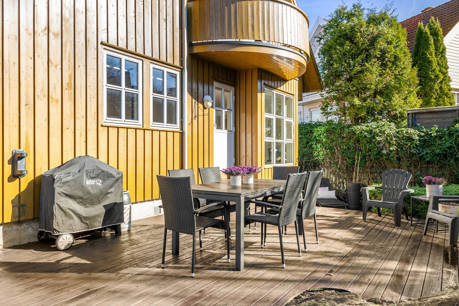 Sjarmerende og herlig uteplass bak huset. Galleribilde