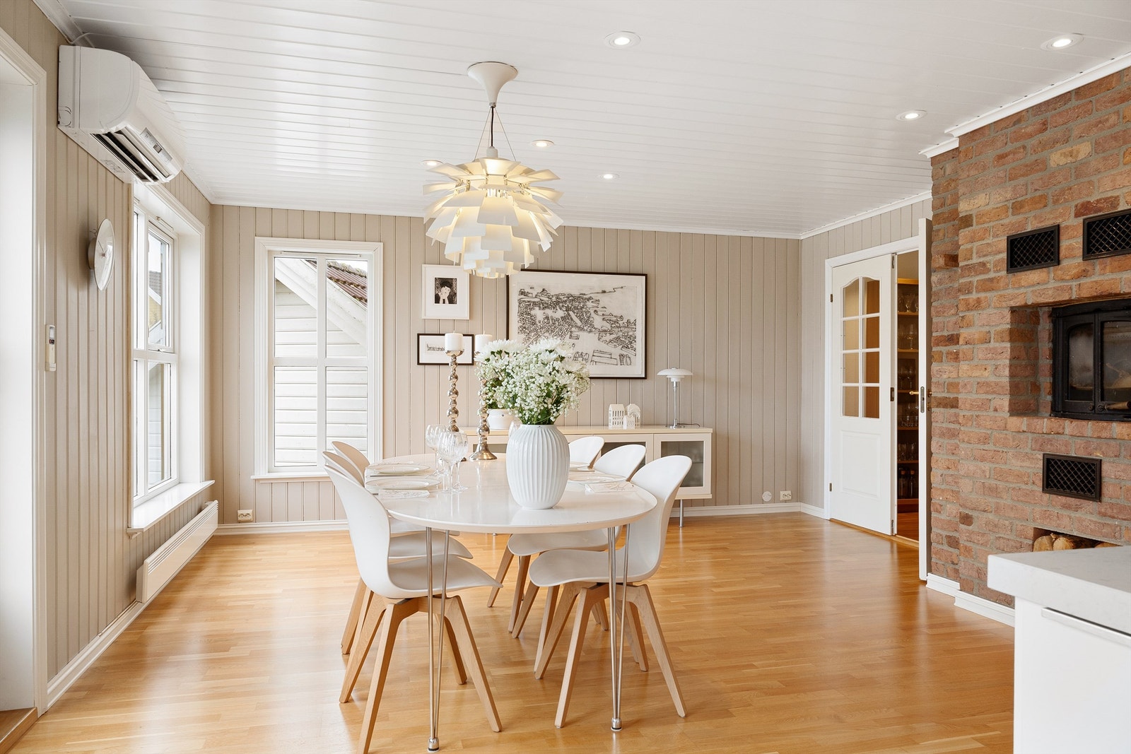 Kjøkken / allrom med dobbel glassdør inn mot stue. Galleribilde