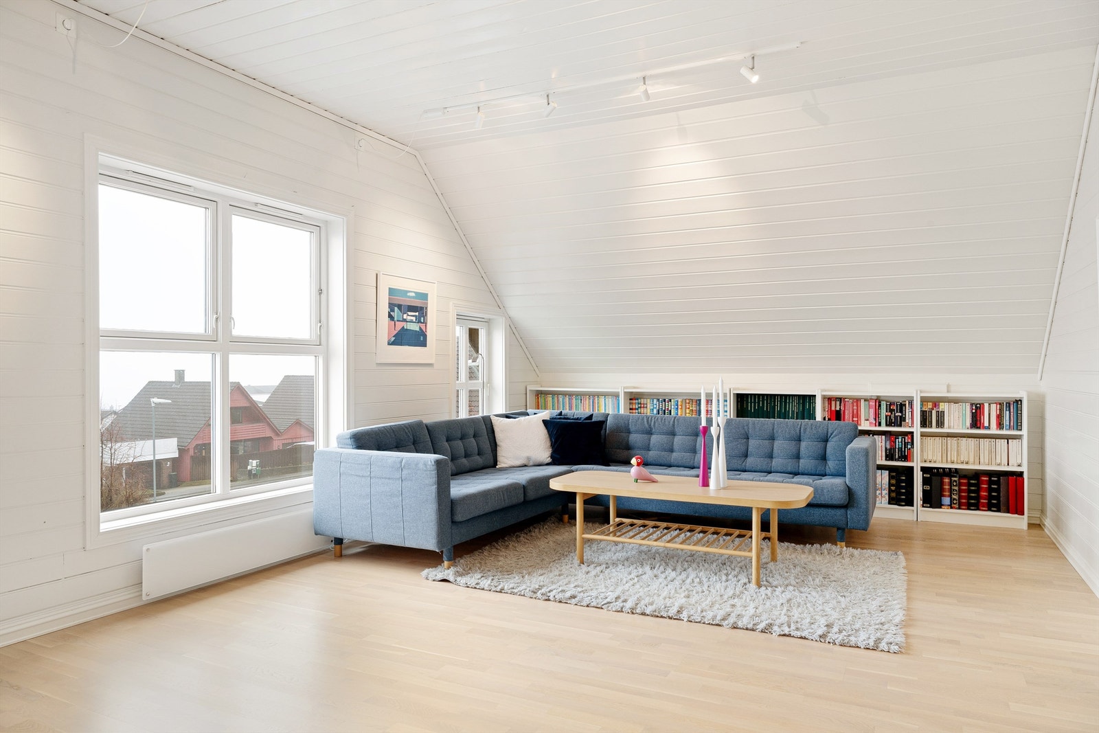 Oppe finner dere en herlig loftstue, med flott utsyn mot Byfjorden. Deler av stuen var på originale tegninger et soverom, så muligheten er der om behovet for et ekstra soverom er tilstede. Galleribilde