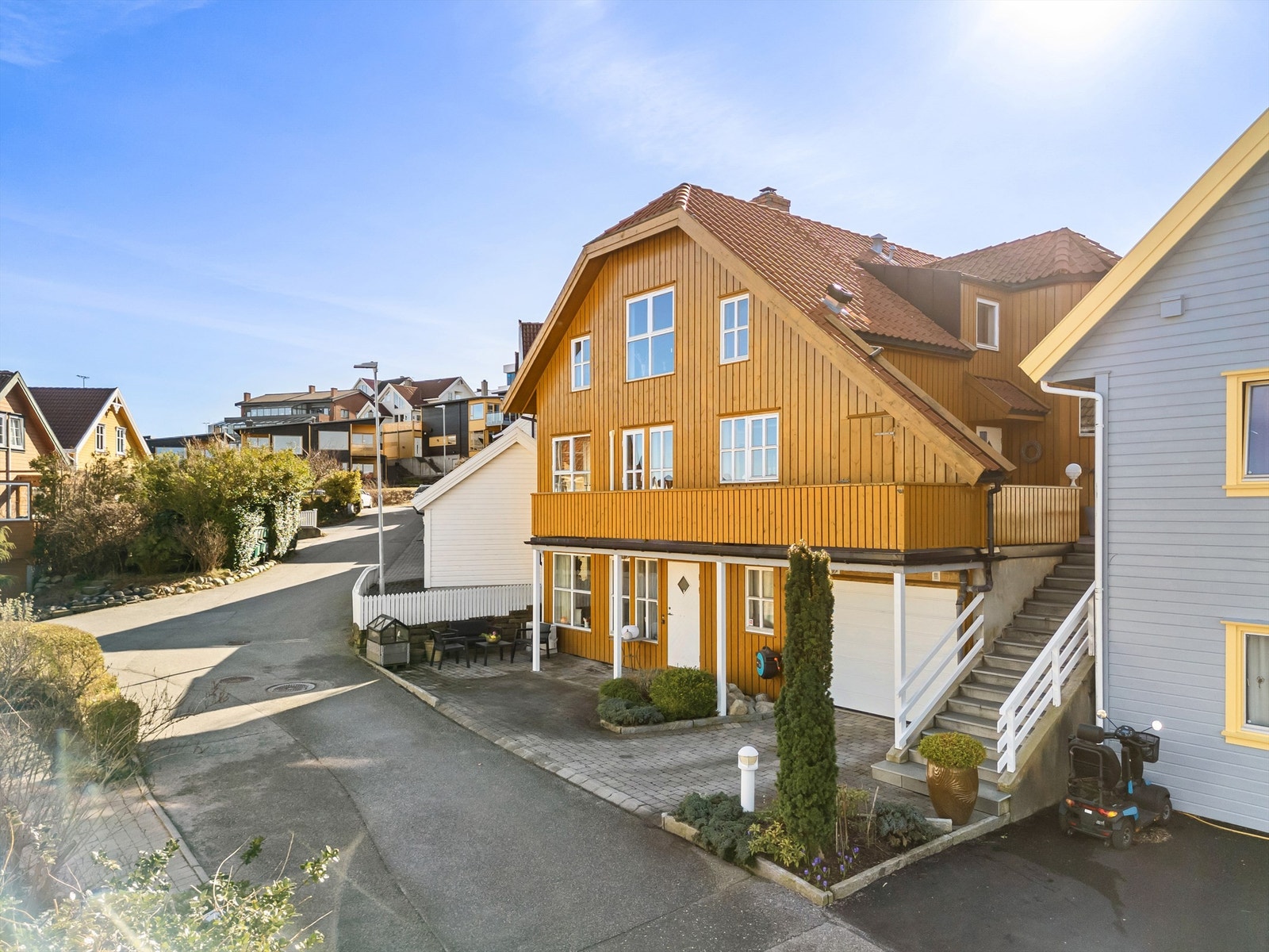 Garasjen er dyp og gir enten plass til 2 biler eller rikelig med lagringsmuligheter. Har dere motorsykkel, kanskje et bilprosjekt eller annen hobby som krever litt plass? Da kan denne løsningen være spennende å vurdere. Galleribilde