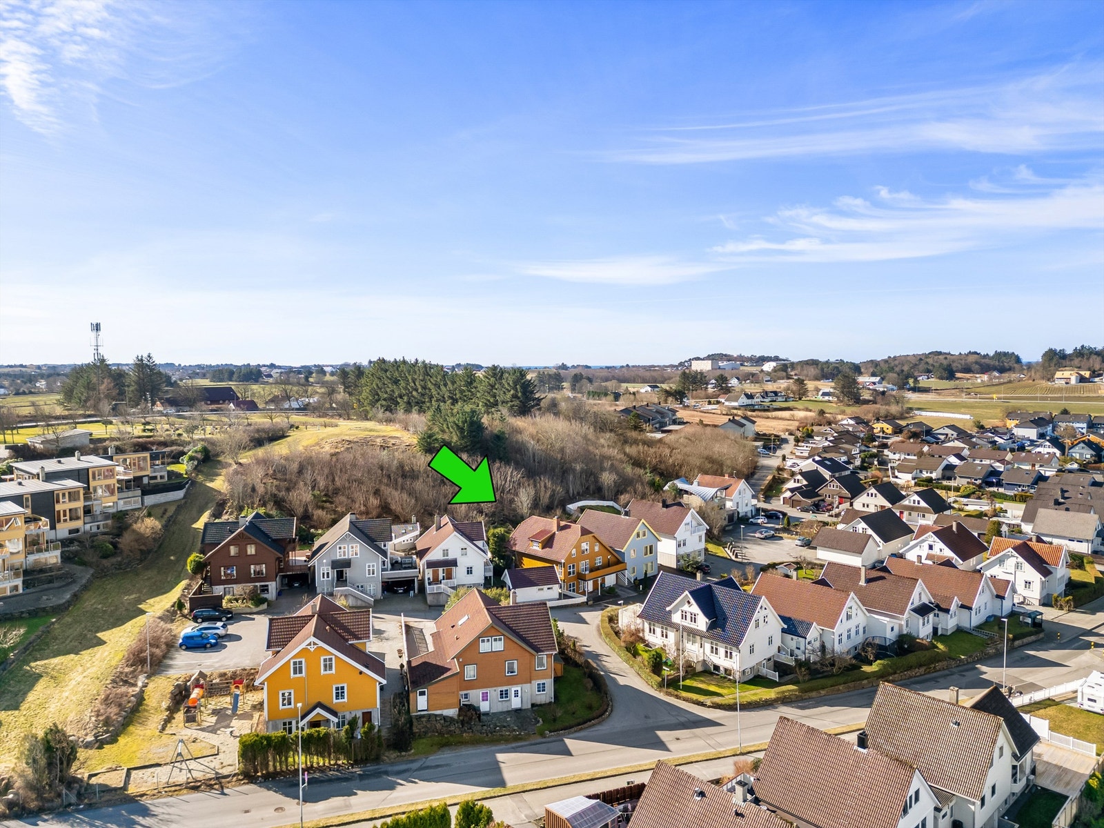 Høydefoto med pil på eiendommen. Galleribilde