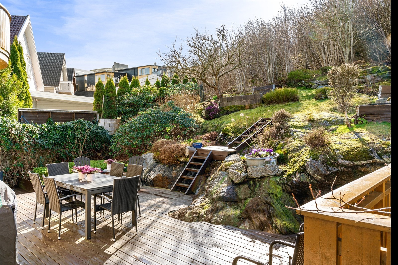 Uteområdet er pent opparbeidet, med solplatting og forskjellige nivåer. Mange muligheter for beplanting, blomster osv. Galleribilde