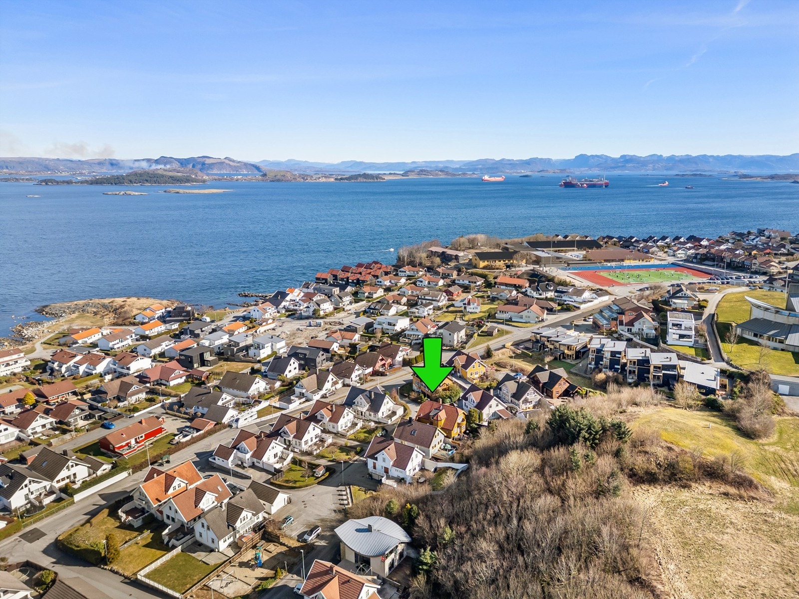 Vi takker for interessen i denne spennende eiendommen og ønsker dere velkommen til en hyggelig visning her i Klokkarhaugen 12. Ta gjerne kontakt om det skulle være spørsmål eller annen info som er ønskelig. Galleribilde