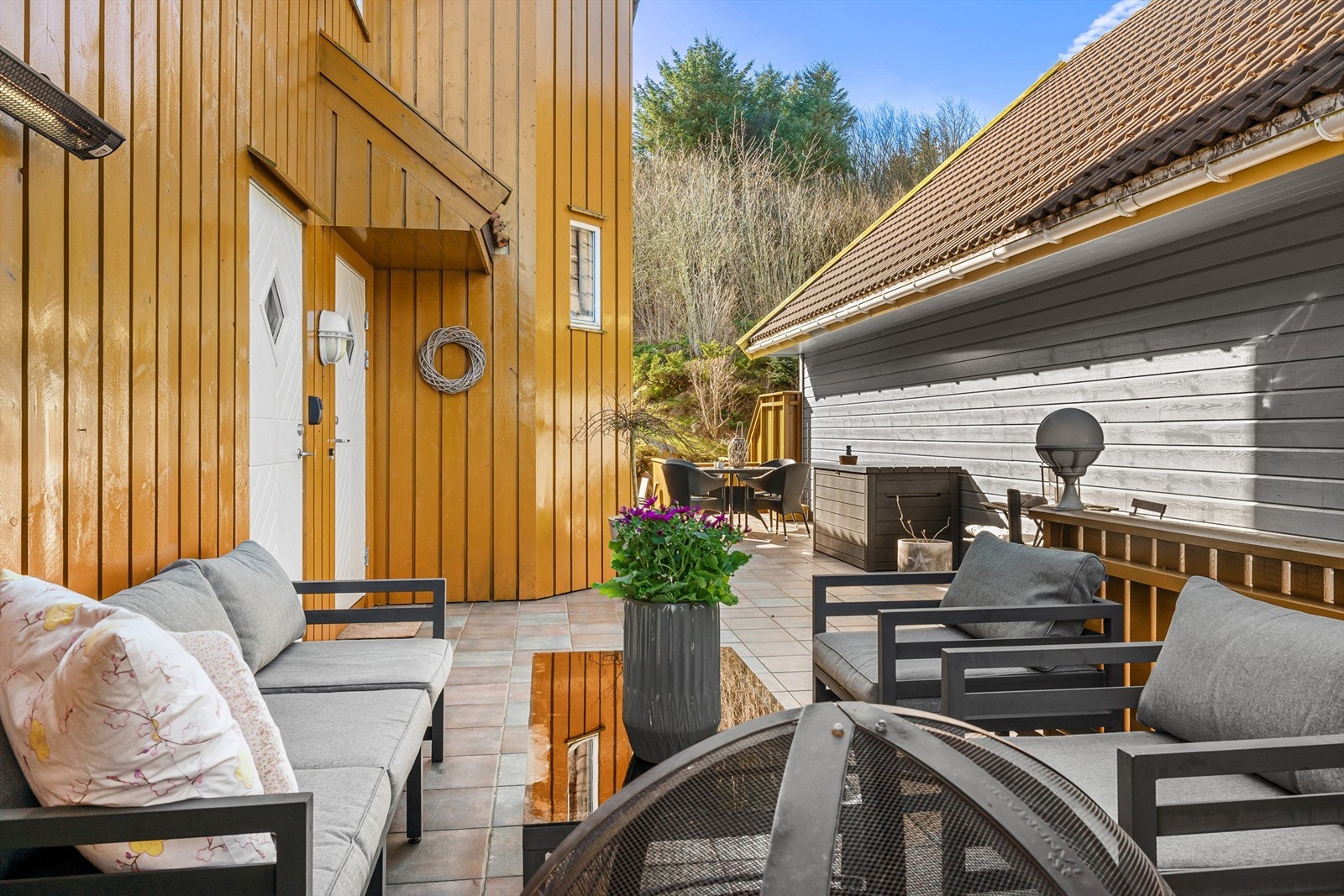 Uteplass utenfor inngangspartiet. Galleribilde