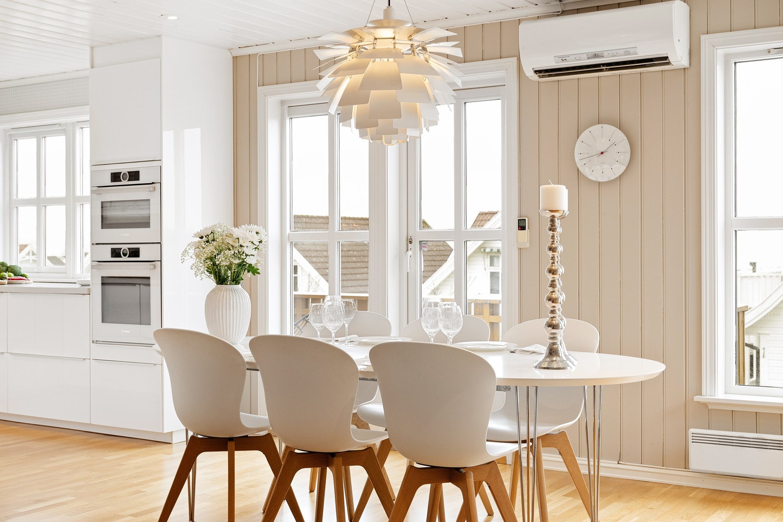 Det er montert varmepumpe på veggen i tillegg til at det også er koselig peisløsning her på kjøkkenet. Galleribilde