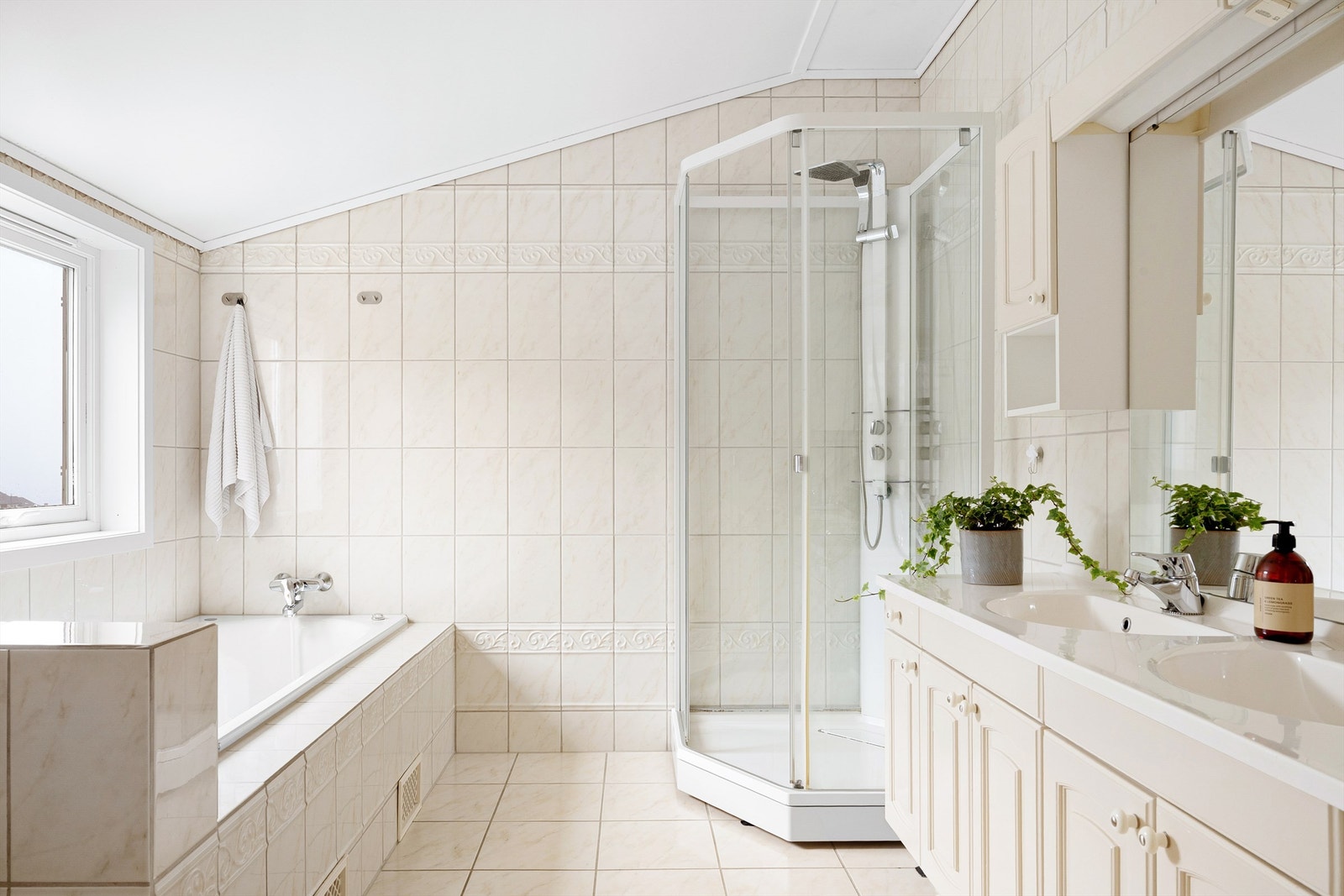 Badet i øverste etasje, har både badekar og dusjløsning. En attraktiv løsning også for dem med små barn. Galleribilde