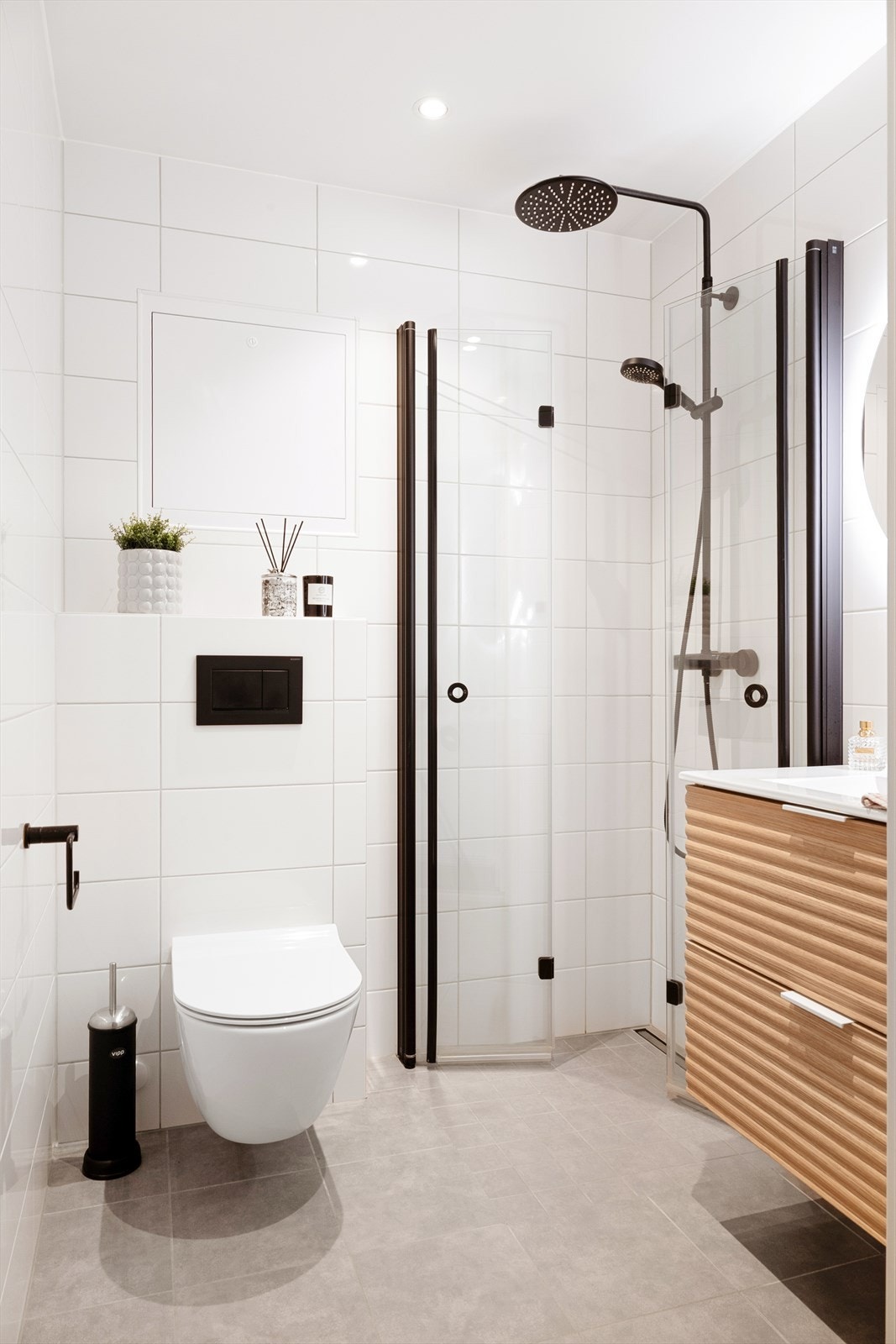 I midterste etasje ble det i september 2022 ferdigstilt nytt bad. Rommet er lekkert innredet med fliser på gulv og vegg, vegg hengt we, dusj løsning med sort stilvalg og alt selvsagt utført av fagfolk. Galleribilde