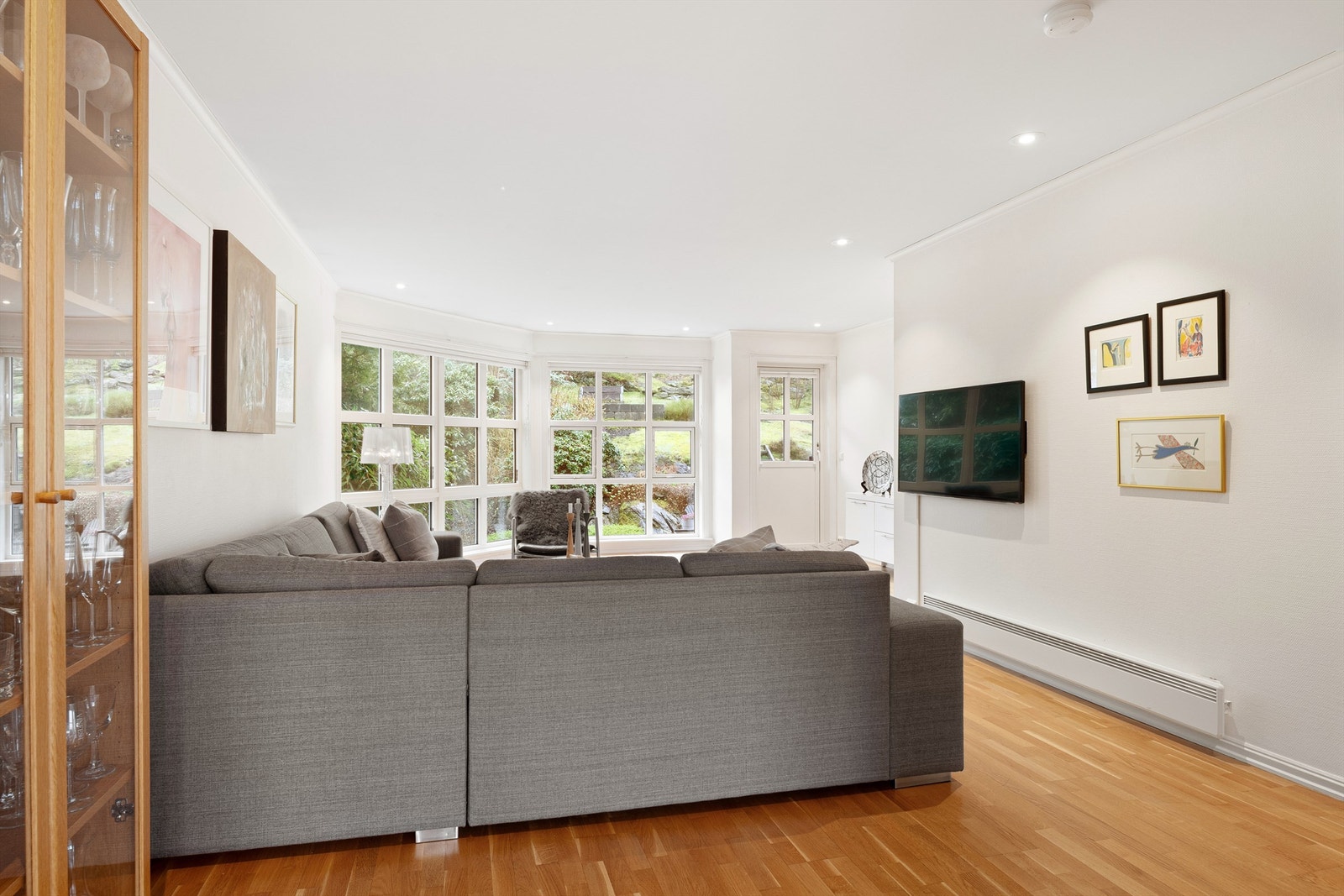 Stuen har stor vindusflate mot hagen / utearealet og dør for enkel adkomst ut til dette. Galleribilde