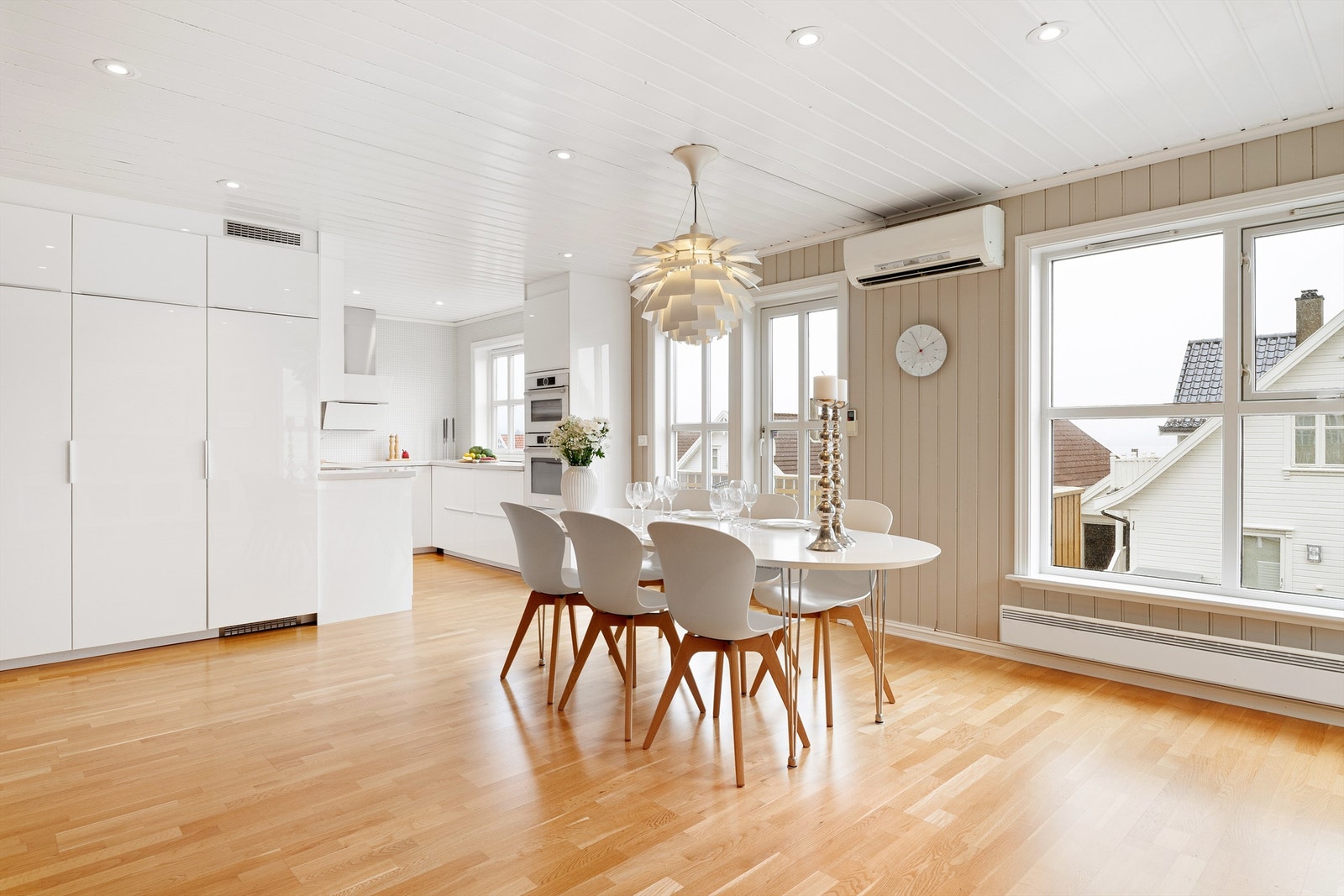 Kjøkkenet er et herlig allrom og virkelig husets hjerte. Størrelsen gir rikelig med plass til langbord om ønskelig, når gjestene er mange. Galleribilde