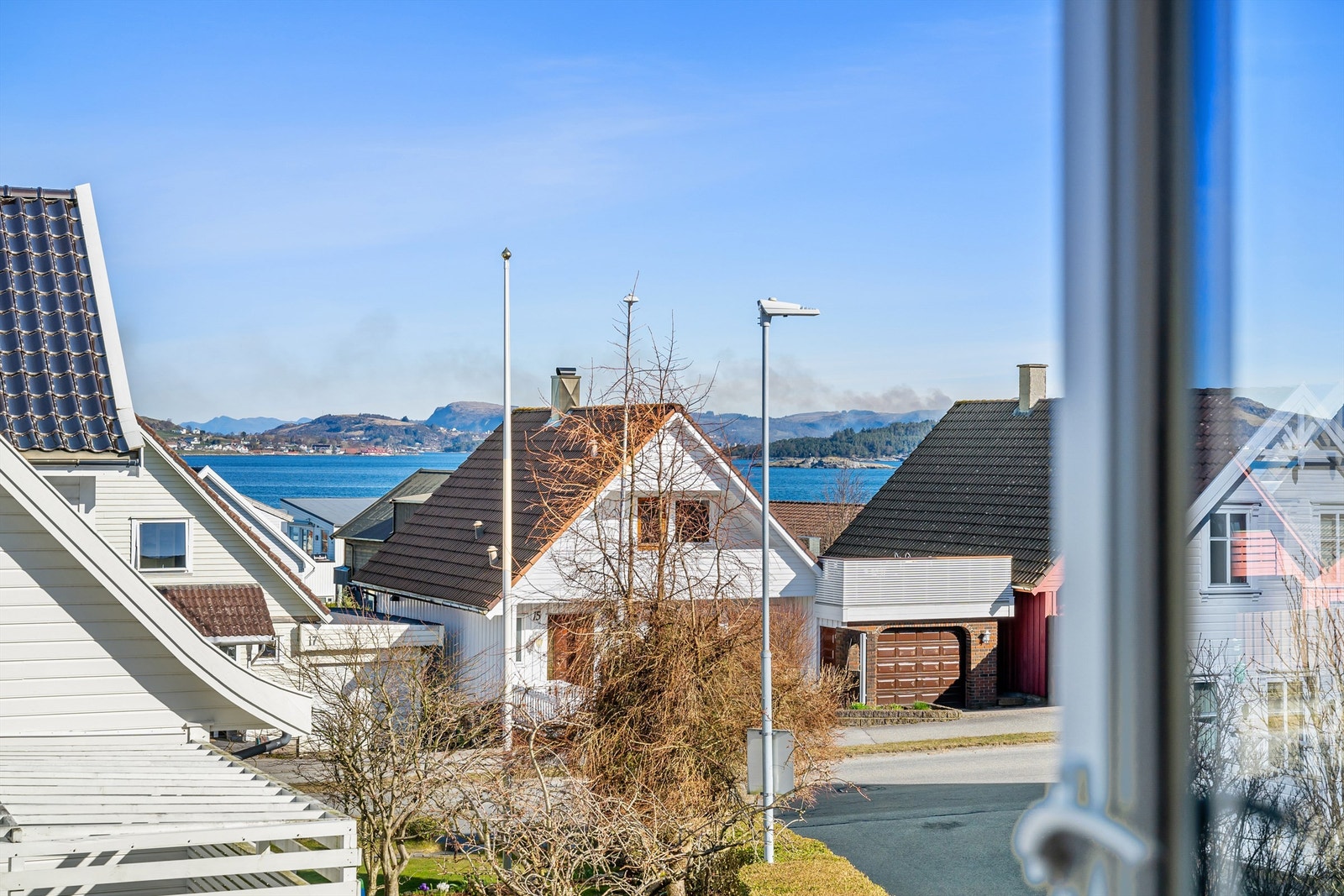 Fra kjøkkenet er det direkte adgang ut til balkong som strekker seg foran huset. En deilig plass nyte morgenkaffe når solen skinner. Galleribilde