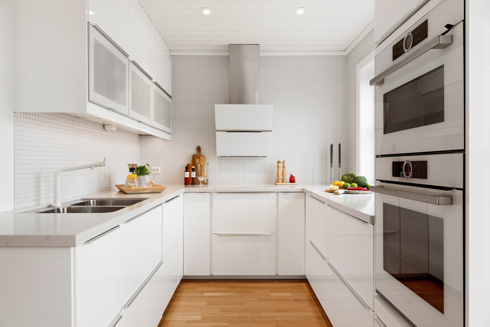 Hele taket i kjøkkenet har innfelte downlights. Galleribilde