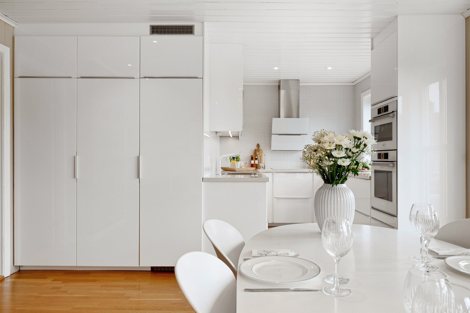 Kjøkkeninnredningen ble satt inn ny i 2017 og har godt med skap/ benkeplass, integrerte hvitevarer og lekre detaljer. Galleribilde