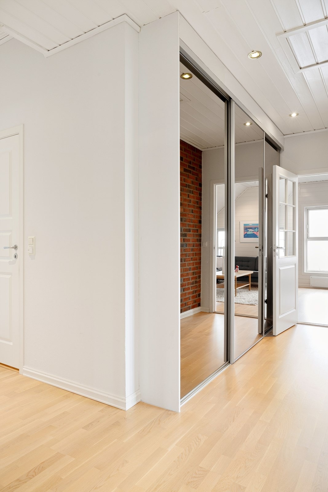 Gang med skyvedørsgarderobe i øverste etasje. Galleribilde