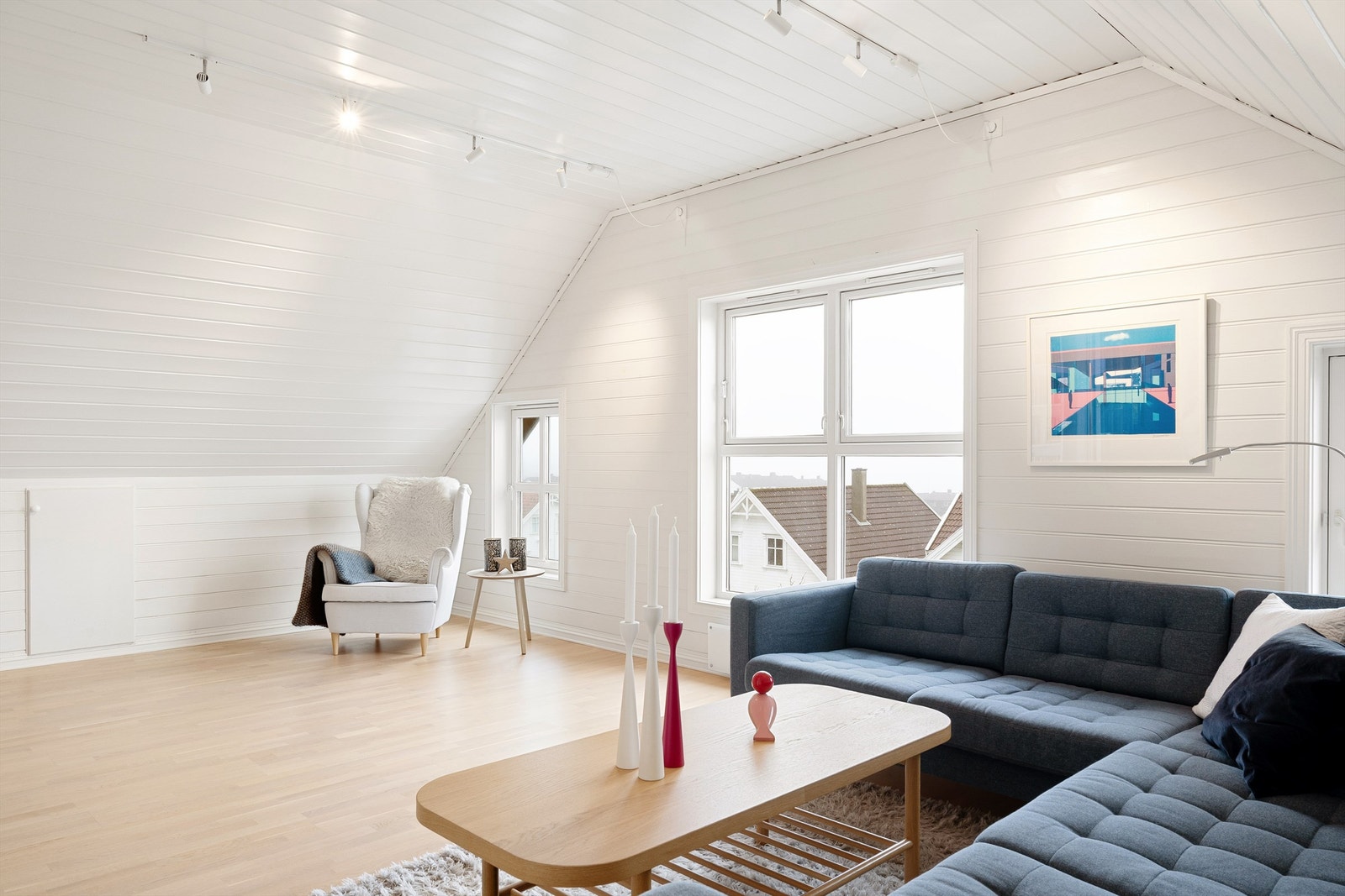 Flere av rommene her oppe, har kott i kneveggene for litt ekstra lagringsplass. Det er også lagringsloft over deler av denne øverste etasjen. Galleribilde