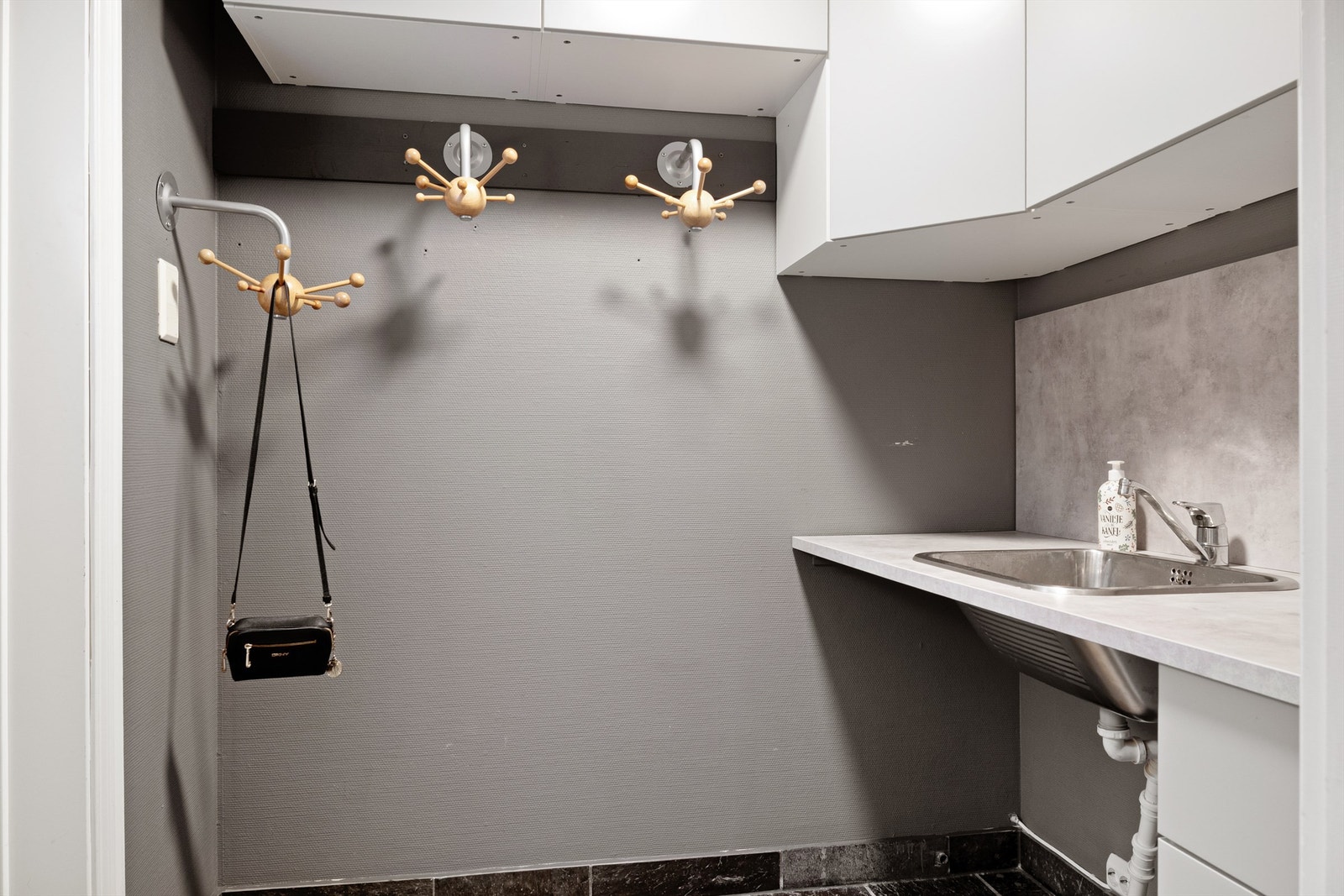 Det er også grovkjøkken med garderobeplass og biinngang. Dette ligger rett ved siden av hovedinngangen og er en praktisk løsning for store og små. Galleribilde