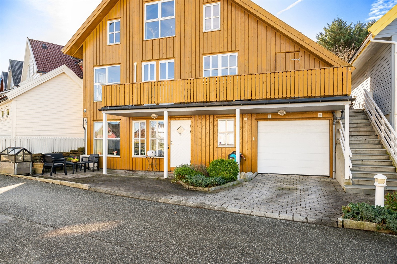 Til venstre nede ser man inngangsdør til den del av sokkel som for tiden er utleid. Til høyre er trappeadkomst opp til hovedinngangen. Galleribilde