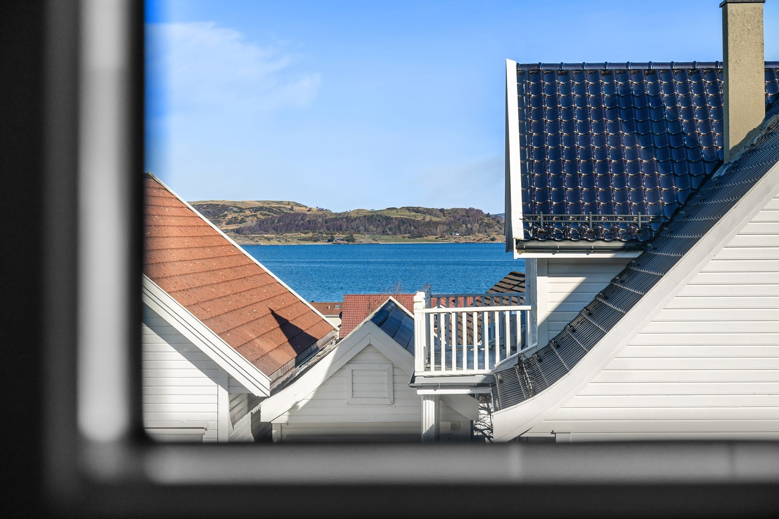 Koselig sjøgløtt fra kjøkkenvindu. Galleribilde