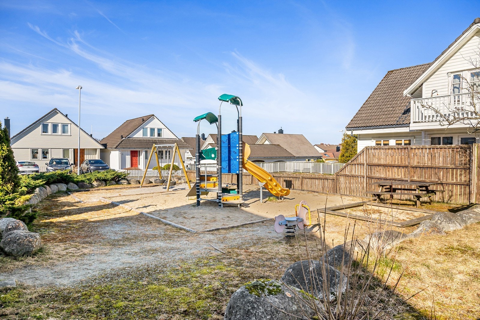 Kvartalslekeplass like bortenfor huset. Galleribilde