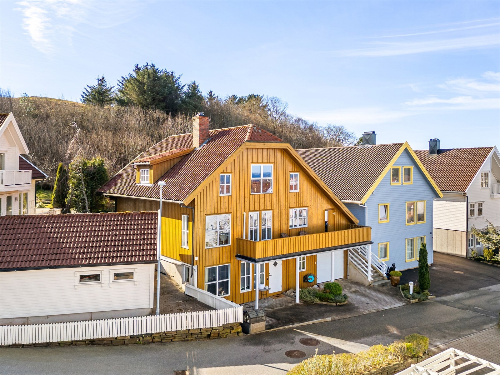 Krogsveen avd Sandnes ved Tom Christer Hovde, ønsker velkommen til Klokkarhaugen 12 her på Grødem. En meget innholdsrik og solid bolig over 3 plan, med integrert garasje som har direkte adkomst inn i huset. Galleribilde